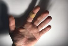 Va a farsi medicare un dito e vuole la fidanzata con sé. Al no, aggredisce gli infermieri