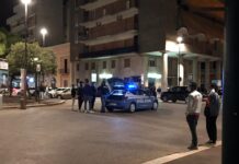 Monopoli, lancia nel cortile la cocaina in una calza alla vista della Polizia: arrestato 21enne