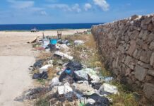 Monopoli nord, la denuncia di un lettore: una discarica vista mare