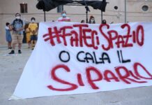 Dietro ad un sipario nero: in Piazza XX Settembre va in scena la performance muta
