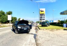 Scontro in viale Aldo Moro, l’auto finisce sull’aiuola