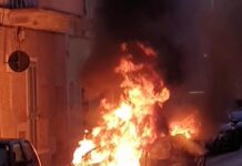 Paura in via Ricasoli, tre auto in fiamme. Strada bloccata