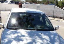 Bmw parcheggiata in zona a pagamento con il contrassegno per disabili falso. Una denuncia