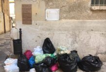 Monopoli e Conversano, appalti illeciti per la raccolta rifiuti: 8 indagati, anche dipendenti comunali
