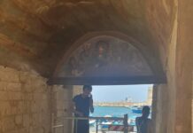 Riaffiora il dipinto dell’archetto del porto, l’arte pulsa nel cuore del borgo antico