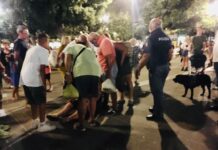 Giocano a palla e infastidiscono gli anziani. Uno di loro preso a stampellate: maxi rissa in piazza