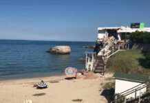 Al mare nonostante il divieto e il rischio crollo del ristorante, denunciati minorenni