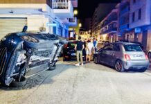 FOTO | Via Europa Libera, scontro nella notte, auto in bilico sulla fiancata
