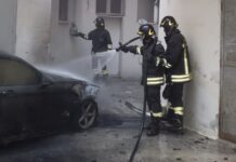 BMW in fiamme vicino al contatore del gas. Paura in via Fracanzano