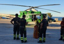 Scarpe e giubbotti sulla scogliera, un uomo e un bambino si teme siano in mare: ricerche in corso