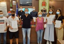 Una pergamena agli studenti maturati, a pieni voti, fuori Monopoli
