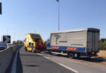 Pneumatico sulla carreggiata, camion finisce fuori strada sulla Statale