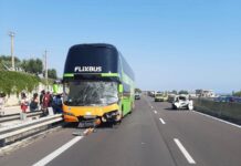 Incidente sulla Statale, scontro bus-auto: un ferito in ospedale. Ripristinata la viabilitÃ