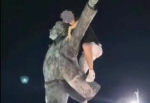 Si arrampica sulla statua di Modugno a Polignano a Mare, Vitto lo denuncia