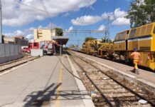 FOTO | Fiamme a bordo del locomotore, paura in stazione