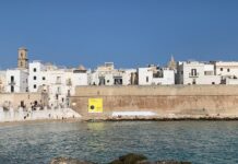 Alla Portavecchia l’Antartide viene giù, l’opera arrotolata tra i bagnanti