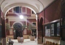 Comune lasciato aperto a tarda sera, un cittadino segnala: arriva la Polizia
