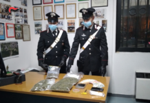 Nascondeva la droga nel cestino dei rifiuti del bar, arrestato 56enne