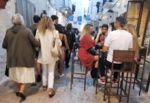 Monopoli, centro storico: “Movida sotto controllo e più cestini per i rifiuti”