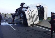 Incidente sulla Statale 16, camion incastrato sulla barriera New Jersey