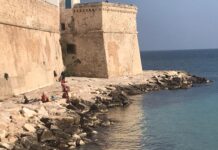 Ancora al mare, bagnanti alla Portavecchia nell’estate di San Martino