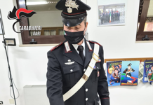Nascondeva la droga nel vano del cambio dell’auto. Arrestato 38enne