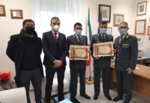 Si lanciarono tra le fiamme salvando tre persone, pergamene per Torrisi e Covella