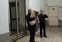 VIDEO| Emozioni di Natale al Cimitero, gli zampognari suonano per i defunti