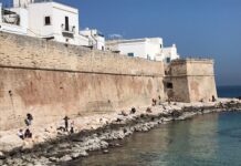 Monopoli, le mura della Portavecchia accolgono i bagnanti: tintarella al via