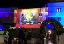 Serrande alzate e spettacoli all’aperto: l’Allegra Brigata fa rivivere il teatro