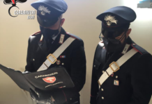 Accoltella il padre e lo colpisce alla testa, 28enne arrestato dai Carabinieri