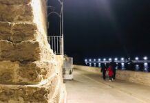 Monopoli come Polignano: borsa con abiti femminili sul lungomare. Scattate le ricerche