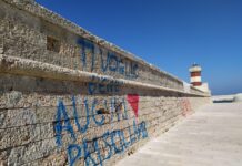 Monopoli, passeggiata dal Castello al faro: la bellezza oltraggiata
