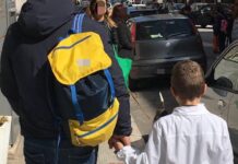 Monopoli, via il grembiule, ma la divisa a scuola fa discutere. Genitori in fermento