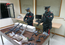 Kalashnikov, pistole e fucili nascosti nelle fioriere: arsenale sequestrato