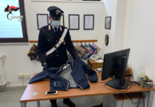 Strappa la borsa e fa cadere un’anziana, ma perde il cellulare: arrestato