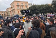 A Monopoli commercianti in piazza per le aperture: “O tutti o nessuno”