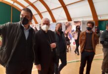 Il vescovo Favale in visita all’Hub di Monopoli. Sorpresa per gli anziani