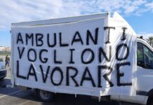 La protesta degli ambulanti: al mercato senza merce e poi corteo di furgoni in piazza
