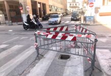 Via Lepanto, tombino aperto da 6 giorni. “Questione igienica e di sicurezza”