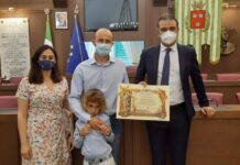Monopoli, pergamena per Corbacio: “Incurante del pericolo, si è tuffato in acqua per salvare un anziano”