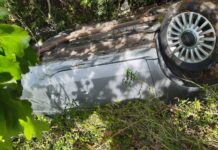 Monopoli, la Fiat 500 si ribalta e finisce nel fossato, illesi 2 ragazzi