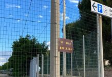 Via Marina del Mondo, il lungomare come una discarica. Un cittadino pulisce: “Sì alla bellezza”