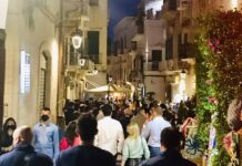 Monopoli, musica, trampolieri e teatro per una grande “Fiesta”: domani parata di strada nel centro storico