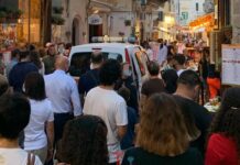 Malore al centro storico, soccorso tra tavolini e la movida di via Garibaldi
