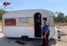 Prelevava le donne e le faceva prostituire nella roulotte, arrestato 59enne