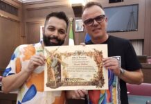 Dieci anni di Lifestyleblog, Gigi D’Alessio premia il direttore Bruno Bellini