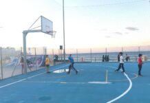 Campo blu, tolte le porte da calcio dal playground. Ecco spiegato il motivo