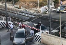 Paura al passaggio a livello di via Cappuccini, auto tra le sbarre