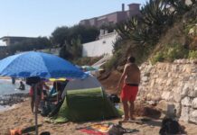 Monopoli, ferragosto accampati in tenda al mare: 17 sanzioni da 100 euro l’una